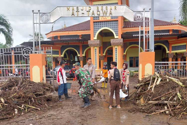 Kisah Solidaritas: Koramil Kendit dan Warga Bersatu Bersihkan Dampak Banjir Bandang