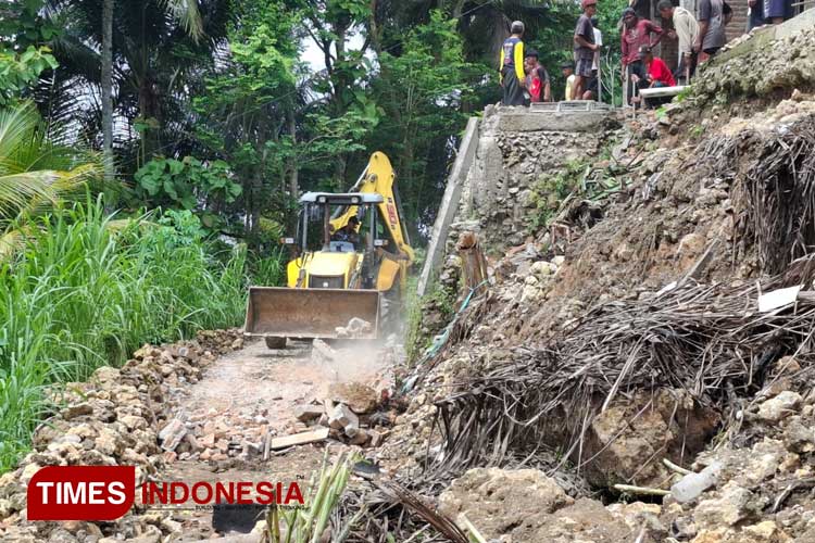 Bersihkan Longsoran Tanah di Jalan dan Rumah Warga, Pemkab Pacitan Kerahkan Alat Berat