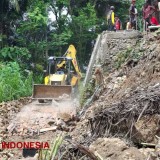 Bersihkan Longsoran Tanah di Jalan dan Rumah Warga, Pemkab Pacitan Kerahkan Alat Berat