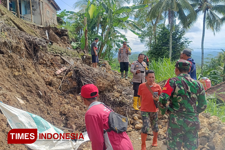 Polisi dan Warga Bersihkan Longsor yang Menerjang Tiga Rumah Warga Pacitan