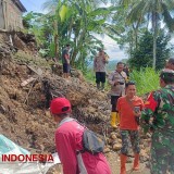 Polisi dan Warga Bersihkan Longsor yang Menerjang Tiga Rumah Warga Pacitan