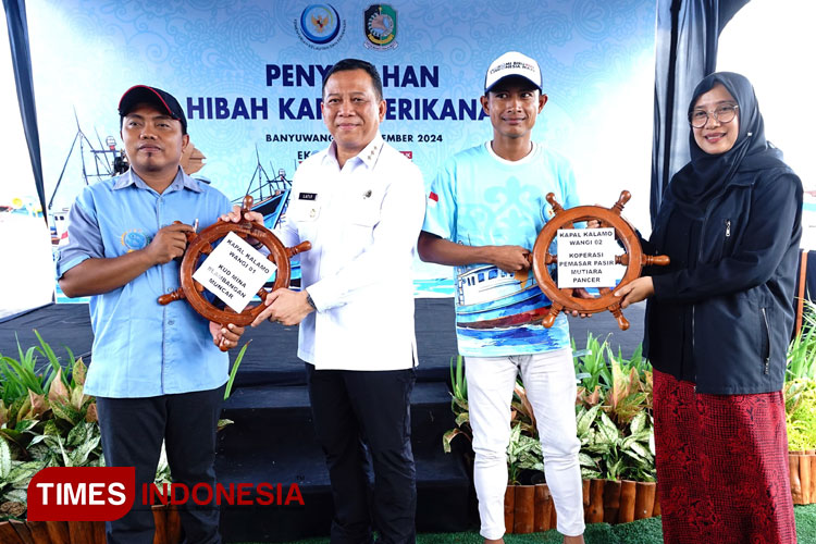 Kementerian Kelautan dan Perikanan Serahkan Dua Kapal Ikan Diserahkan untuk Kesejahteraan Nelayan Banyuwangi