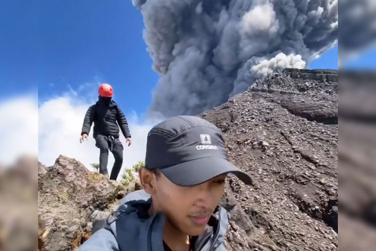 Viral! Pendaki Selamat dari Erupsi Gunung Raung, Momen Mencekam Terekam Kamera