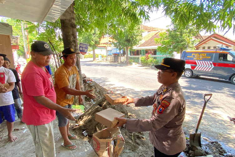 Jumat Berkah, Polresta Banyuwangi Berbagi Kebahagiaan dengan Sesama