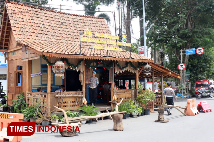 Pos Pelayanan Tahun Baru di Bondowoso Bak Rumah Joglo