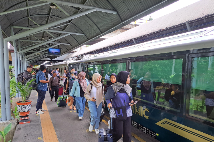 Kereta Api Panoramic Menyuguhkan Pemandangan di Setiap Perjalanan