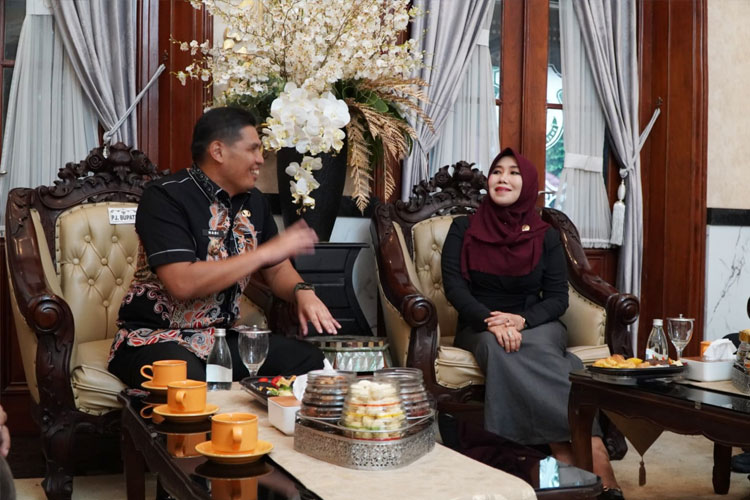 Lia Istifhama Bahas Kendala Program Makan Bergizi Gratis Bersama Pj Bupati Bondowoso