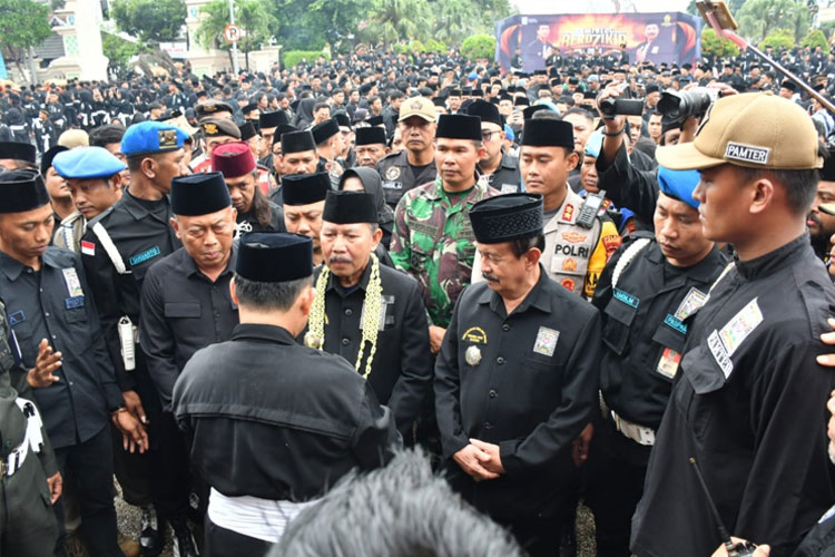 memberikan-arahan-kepada-massa-peserta-Bumi-Reog-Berdzikir-2024-v2.jpg