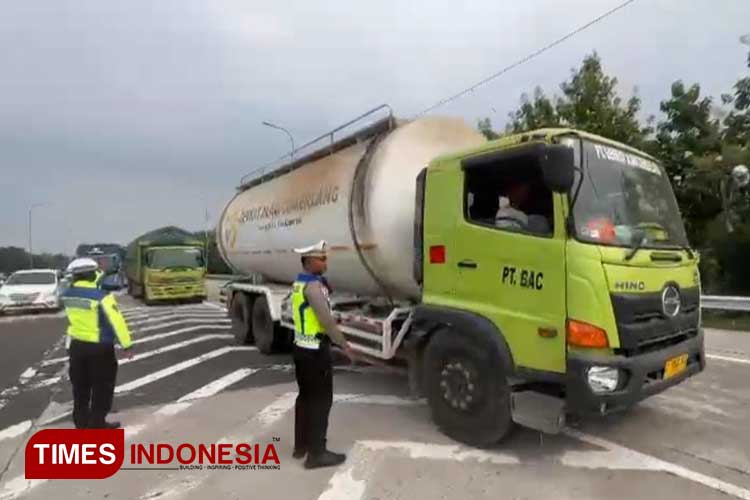 Polres Majalengka Lakukan Penyekatan Kendaraan Sumbu Tiga di Tol Cipali