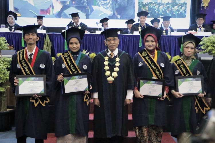 Gelar Wisuda Ketujuh,  UM Bandung Konsisten Cetak Lulusan Berkarakter Unggul