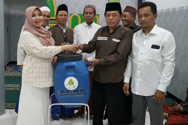 DPD RI Lia Istifhama Bersama Yayasan Lentera Indonesia Aksi Serahkan Bantuan Tempat Sampah Gantung