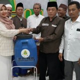 DPD RI Lia Istifhama Bersama Yayasan Lentera Indonesia Aksi Serahkan Bantuan Tempat Sampah Gantung