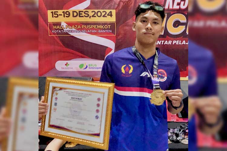 Mahasiswa UIN Malang, Muhammad Fakhri Hafizh yang berhasil meraih medali emas dalam Kejurnas Kickboxing Piala Kemenpora 2024. (Foto: Humas UIN Malang)