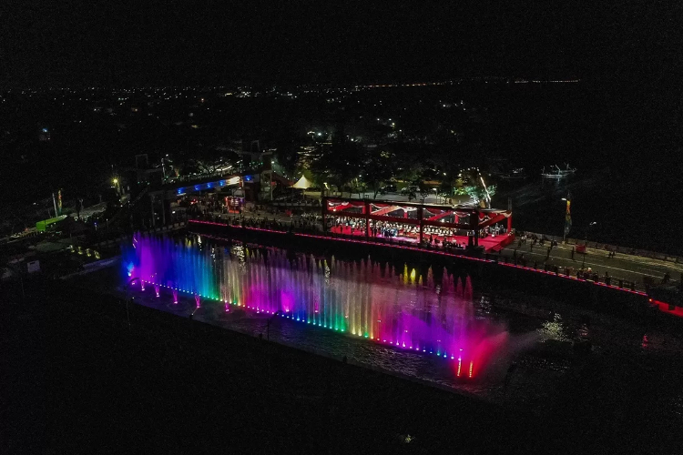 Pesona Laser Air Mancur Jembatan Suroboyo, Tambah List Destinasi Wisata Akhir Tahun