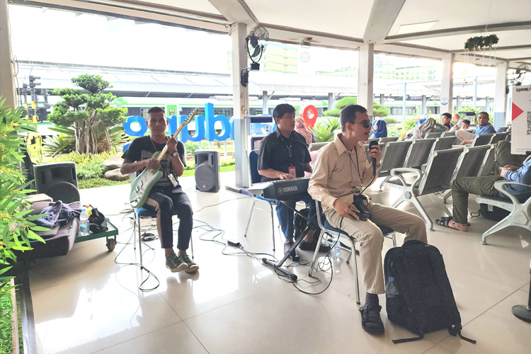 Hiburan Live Music Meriahkan Stasiun PT KAI Daop 2 Bandung di Periode Nataru 2024-2025