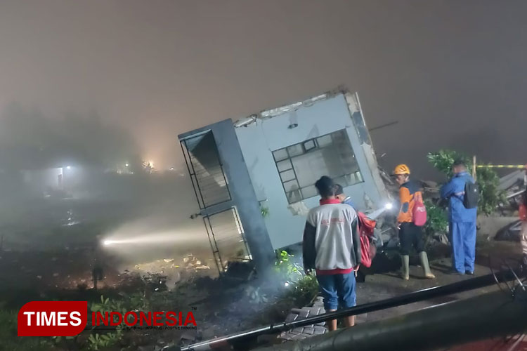 Vila di Kota Batu Hanyut Terbawa Longsor, Enam Wisatawan Selamat