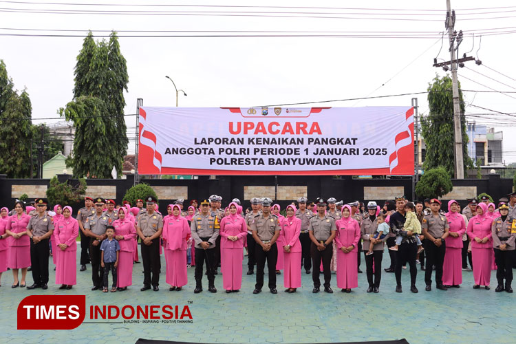Foto bersama 73 anggota polresta setelah usai upacara korps raport kenaikan pangkat. (Foto : Humas Polresta Banyuwangi For TIMES Indonesia)