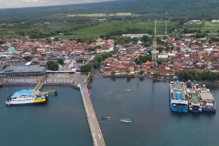 Situasi pelabuhan penyeberangan Ketapang dari pantauan udara. (Foto : Lanal Banyuwangi for TIMES Indonesia)