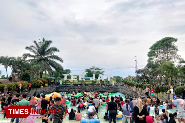 Libur Tahun Baru 2025 Ribuan Wisatawan Padati Tee Jay Waterpark Tasikmalaya