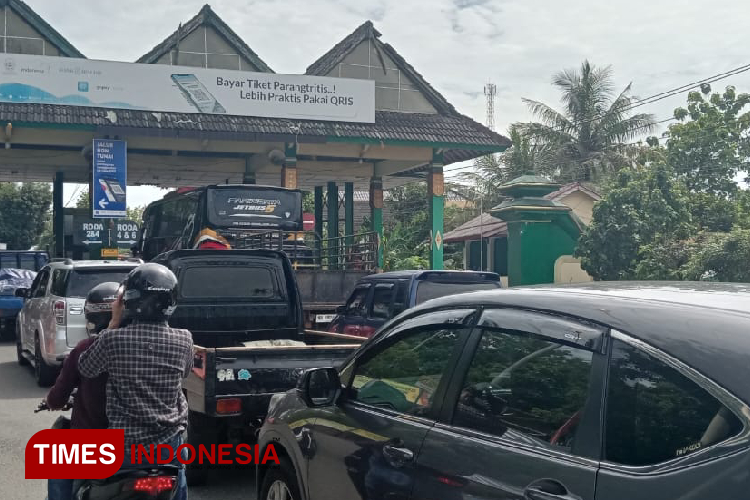 Antrean wisatawan yang akan bertandang ke objek wisata Parangtritis di TPR Induk Parangtritis. (Foto: Edis/TIMES Indonesia)