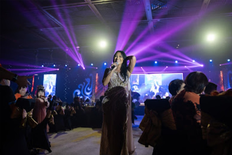Pesona Anggun C Sasmi saat tampil di pergantian tahun 2025 The Meru Sanur. (Foto: The Meru Sanur for TIMES Indonesia)