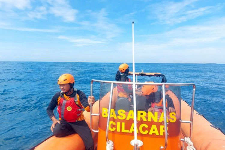 Tim SAR Cilacap saat menyisir pantai dala, upaya mencari tiga nelayan kapal Kennedy yang hilang kontak. (FOTO: Humas Basarnas Cilacap)