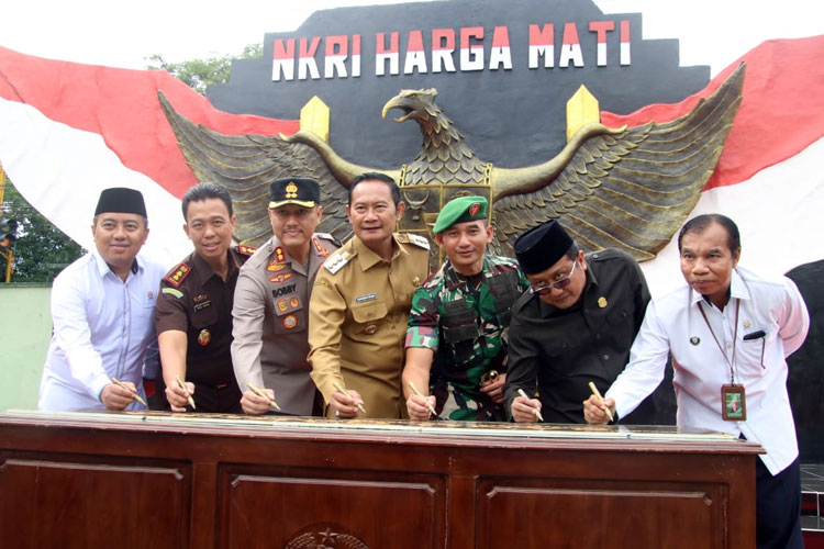 Dandim 0812 Lamongan Letkol Arm Ketut Wira Purbawan, S.I.P., M.Han bersama jajaran Forkopimda Kabupaten Lamongan saat meresmikan patung megah