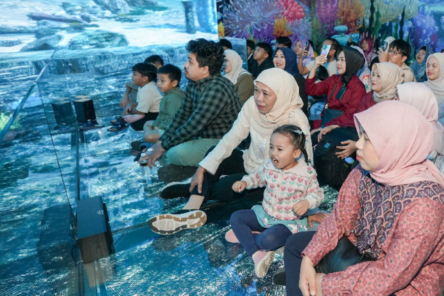 Khofifah Nikmati Wahana Baru Metaverse Glass Theater Jatim Park 2