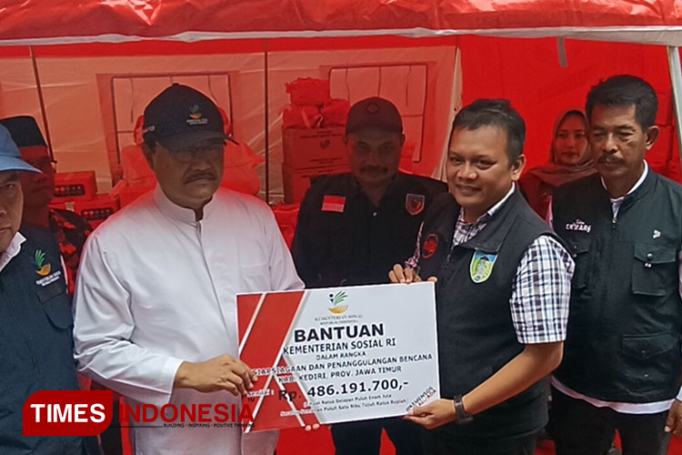 Mensos serahkan bantuan lumbung sosial kepada kepala dinsos Kabupaten kediri (Foto: Canda Adisurya/TIMES Indonesia)
