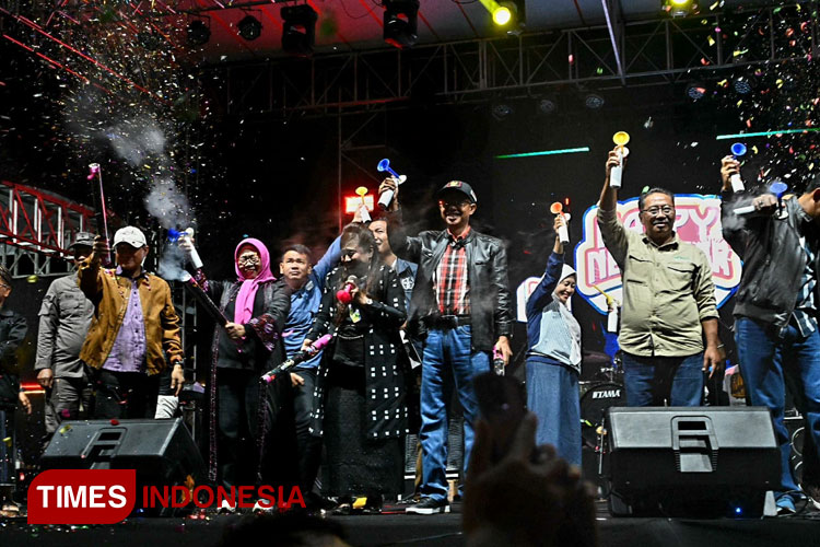 Pj Bupati Banjarnegara Muhammad Masrofi dan Sekda Indarto beserta istri memeriahkan malam pergantian tahun 2025. (FOTO: Kominfo Banjarnegara For TIMES Indonesia)
