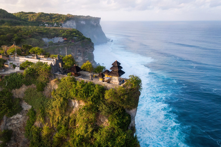 Uluwatu Temple. (blog.villagetaways.com)