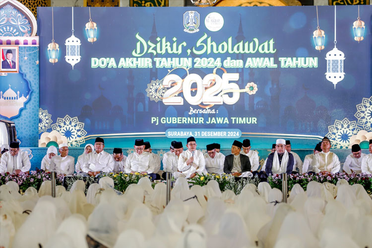 Jajaran Pejabat Pemprov Jatim saat acara dzikir, shalawat dan doa bersama menuju pergantian tahun di Masjid Al Akbar Surabaya, Selasa (31/12/2024) malam. (FOTO: Dok.Humas Pemprov Jatim)