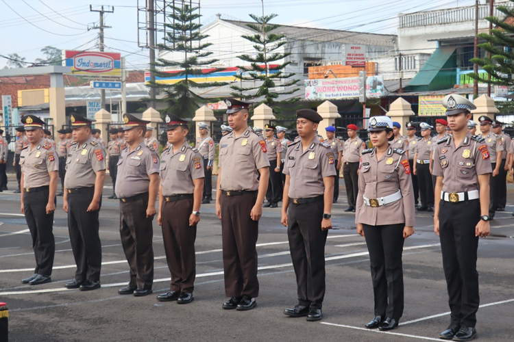 Polres Tasikmalaya Gelar Upacara Kenaikan Pangkat dan Lepas Personel Purna Tugas