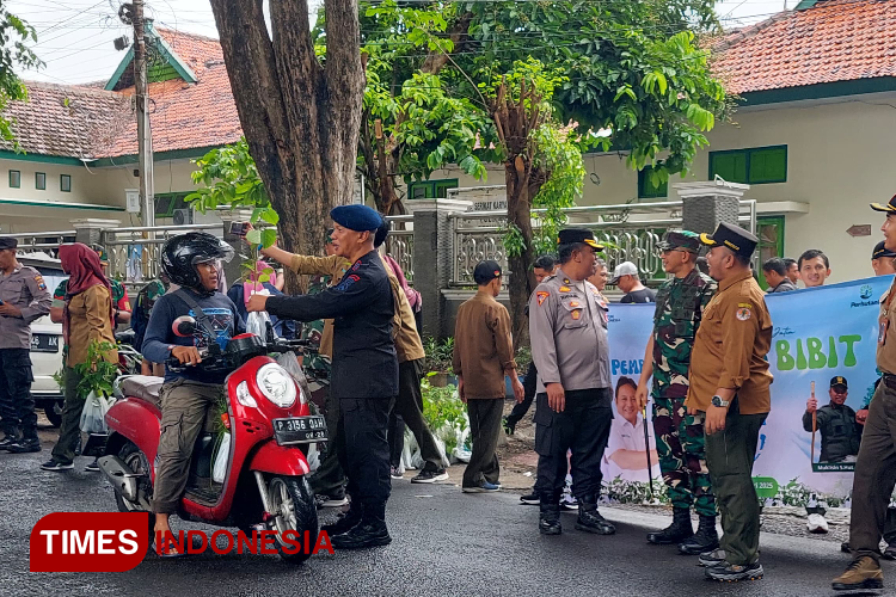 Awali Tahun dengan Sedekah Oksigen, Perhutani Banyuwangi Raya Bagikan 2025 Bibit Tanaman