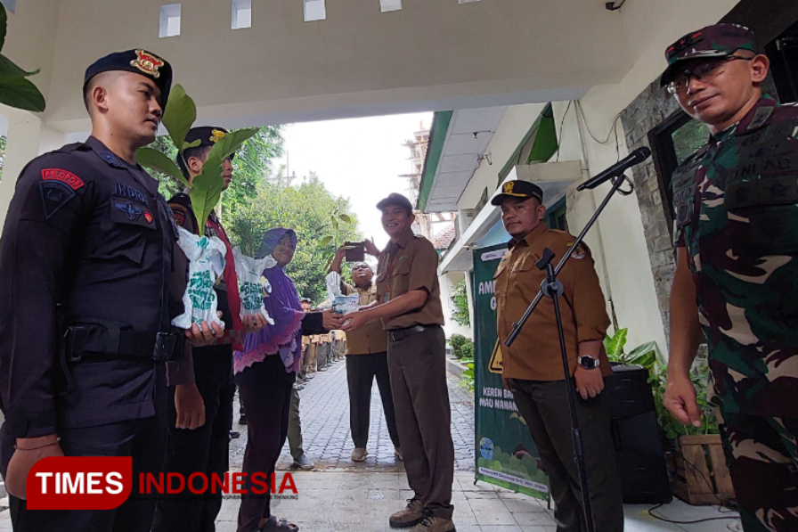 Pegawai-dan-petugas-sedang-membagikan-bibit-tanaman-keras-kepada-masyarakat-yang-lewat-sebagai-upaya-sedekah-oksigen-zz.jpg