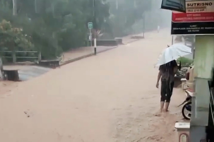 Jalan dan Rumah Warga Ngadirojo Pacitan Terendam Banjir