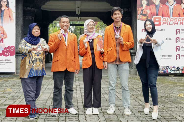 Tim mahasiswa STIE Malangkucecwara dan dosen yang meraih juara dalam The 1st International Accounting Weeks 2024. (Foto: Achmad Fikyansyah/TIMES Indonesia)