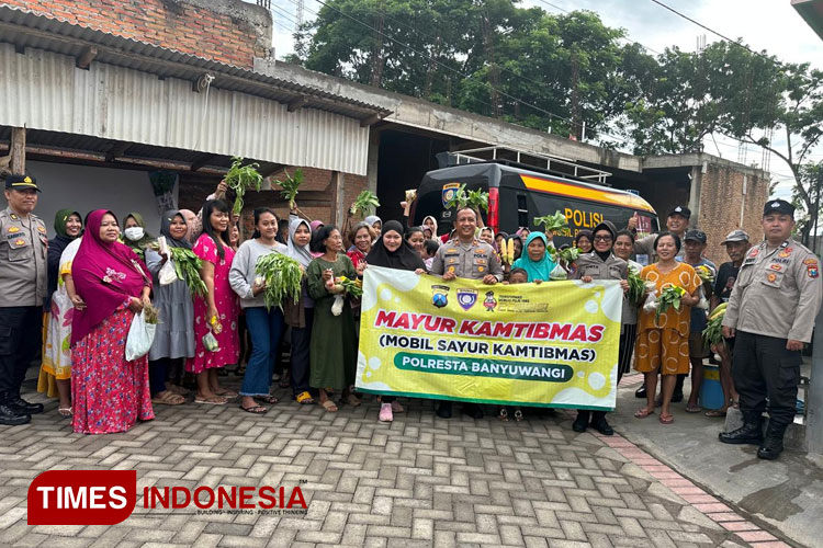 Polisi di Banyuwangi Edukasi Bahaya Judi Online dengan Bagikan Sayur