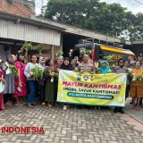 Polisi di Banyuwangi Edukasi Bahaya Judi Online dengan Bagikan Sayur