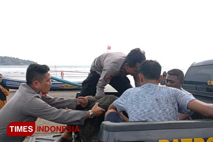 Seorang Polisi Meninggal ketika Selamatkan Wisatawan di Pantai Pangandaran