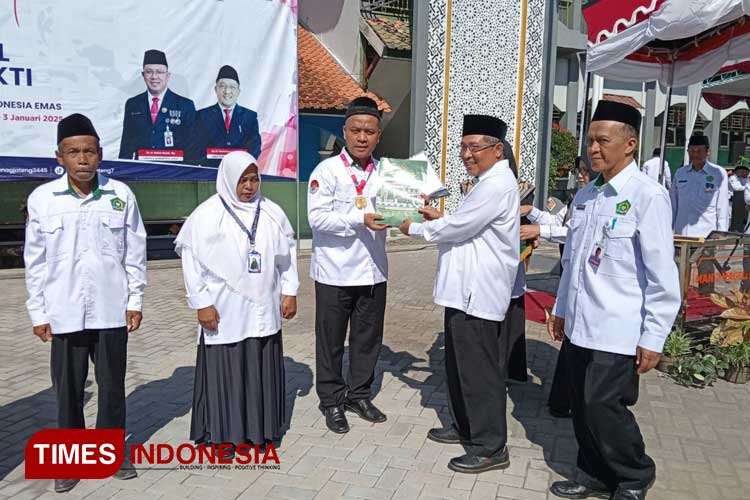 Kemenag Magelang Berikan Support Guru MI Al Islam Balesari