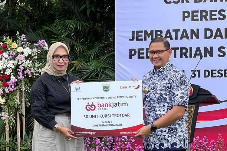 Tutup Tahun 2024, Bank Jatim Serahkan CSR ke Dua Pemkab Sekaligus