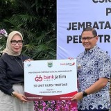 Tutup Tahun 2024, Bank Jatim Serahkan CSR ke Dua Pemkab Sekaligus