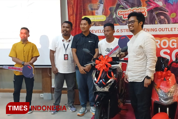 Malam penyerahan hadiah program Happy Sales bagi pelanggan Telkomsel di Sumba.(FOTO:Habibudin/TIMES Indonesia)