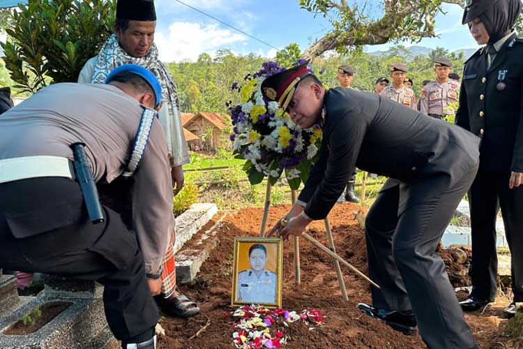 Kapolres Tasikmalaya Kota Pimpin Pemakaman Aipda Anumerta Anditia yang Gugur di Laka Laut Pangandaran