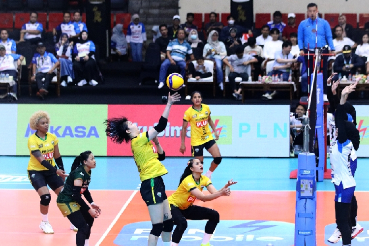 Tim putri Gresik Petrokimia (kuning) berhasil menumbangkan Pertamina Enduro 3-0 di lanjutan PLN Mobile Proliga 2025 di GOR Jatidiri Semarang. (Foto: PBVSI for TIMES Indonesia)