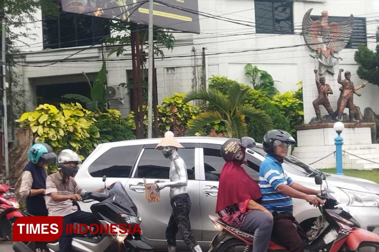 Bikin Resah, Keberadaan Manusia Silver Kian Marak di Pacitan