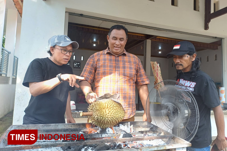 Proses pembakaran durian di Waroeng Kae Kecamatan Ujungpangkah Kabupaten Gresik. (Foto: Akmal/TIMES Indonesia)