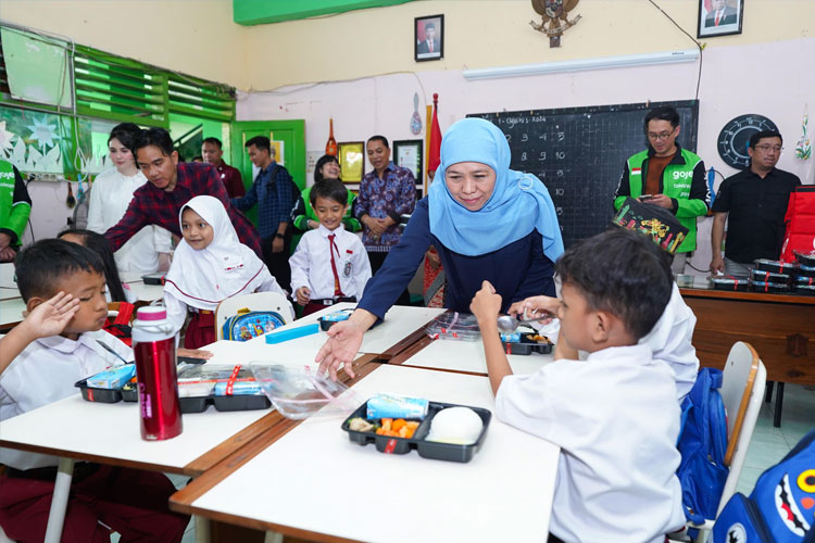 Khofifah Sebut Program Makan Bergizi Gratis Sangat Strategis