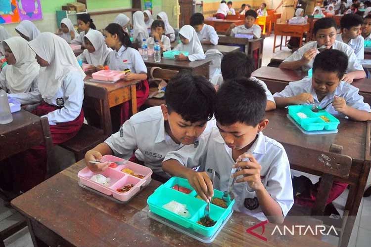 Program Makan Bergizi Gratis Dimulai Hari ini, Sasar Siswa di 26 Provinsi